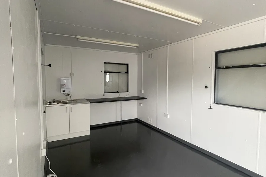 Canteen cabin with kitchen units Canteen cabin with kitchen units