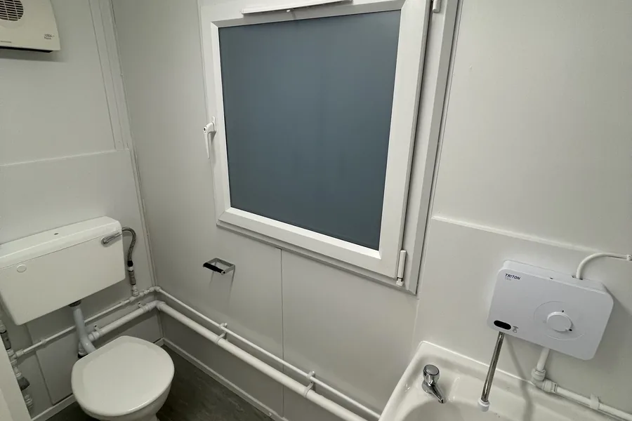 Sleeping accommodation en suite toilet