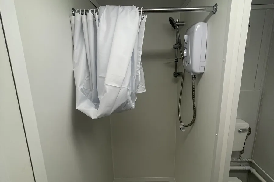 Sleeping accommodation en suite shower